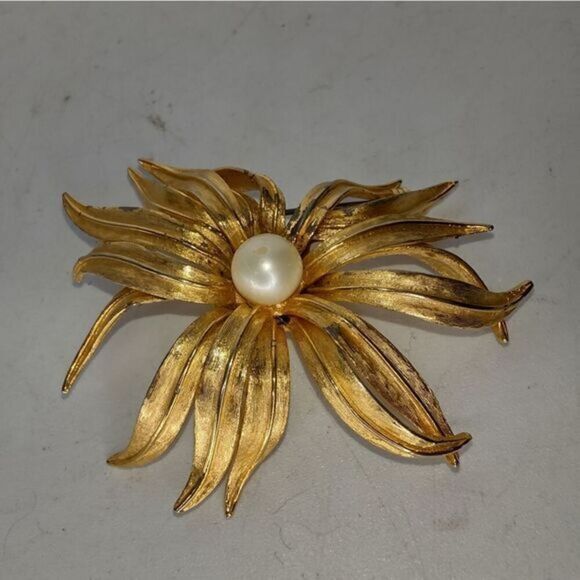 Judy Lee faux pearl designer signed pin‎ - Picture 2 of 7